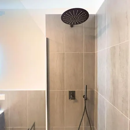 Blue Palace 5d Tirabora Short Rent, Con Parcheggio Privato * ترييستي